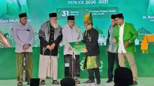 CAk-imin-MENYERAHKAN-TIKET-UMRAH.jpg