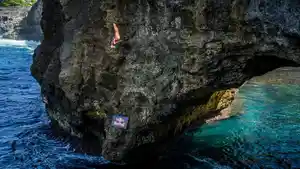 Rhiannan-Iffland-juara-Red-Bull-Cliff-Diving-di-Bali.jpg