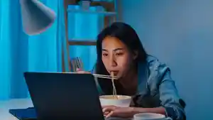 ilustrasi-makan-sambil-nonton-laptop-bekerja-freelance-2552025.jpg