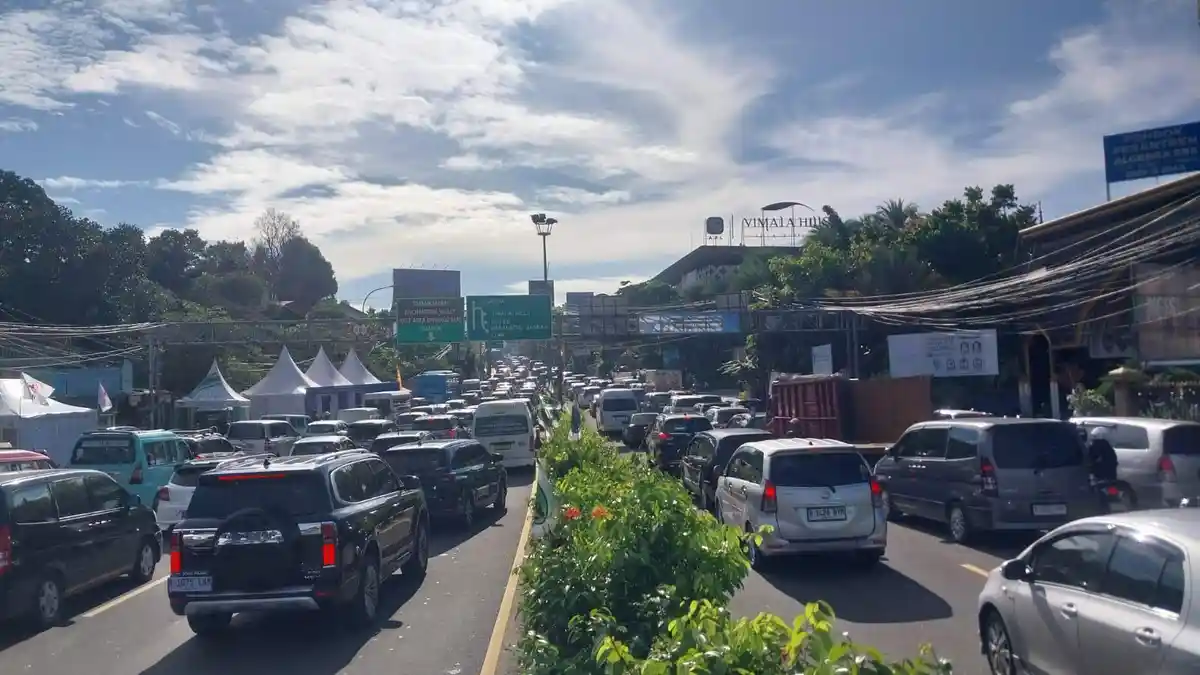 Jalur Wisata Puncak Bogor Padat Sejak Pagi Hari, Antrean Kendaraan Sempat Mengular hingga 2,4 KM