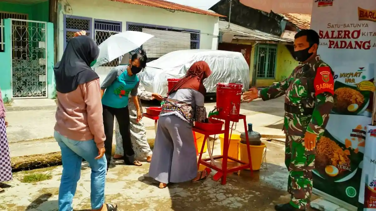 Serma Syafriwan, Babinsa Koramil Sukarami Keliling Pemukiman, Minta Warga Patuhi Protokes Covid