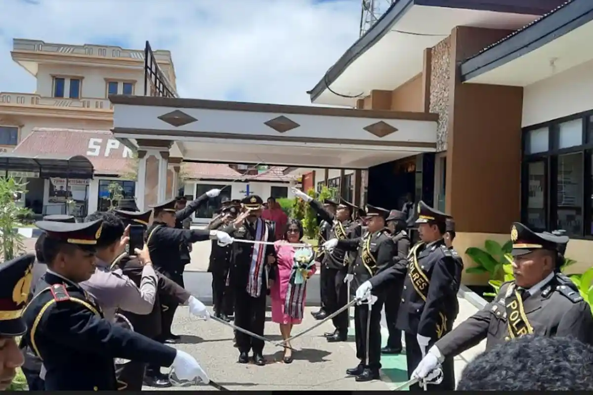 Tradisi Pedang Pora Warnai Purna Tugas Empat Anggota Polres TTS