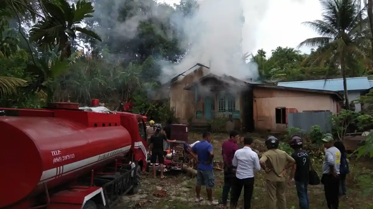 Kebakaran Nyaris Ratakan Satu Rumah di Sintang, Pelajar Ini Hingga Pingsan