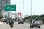 Pengendara Motor Masuk Jalan Tol Hindari Banjir