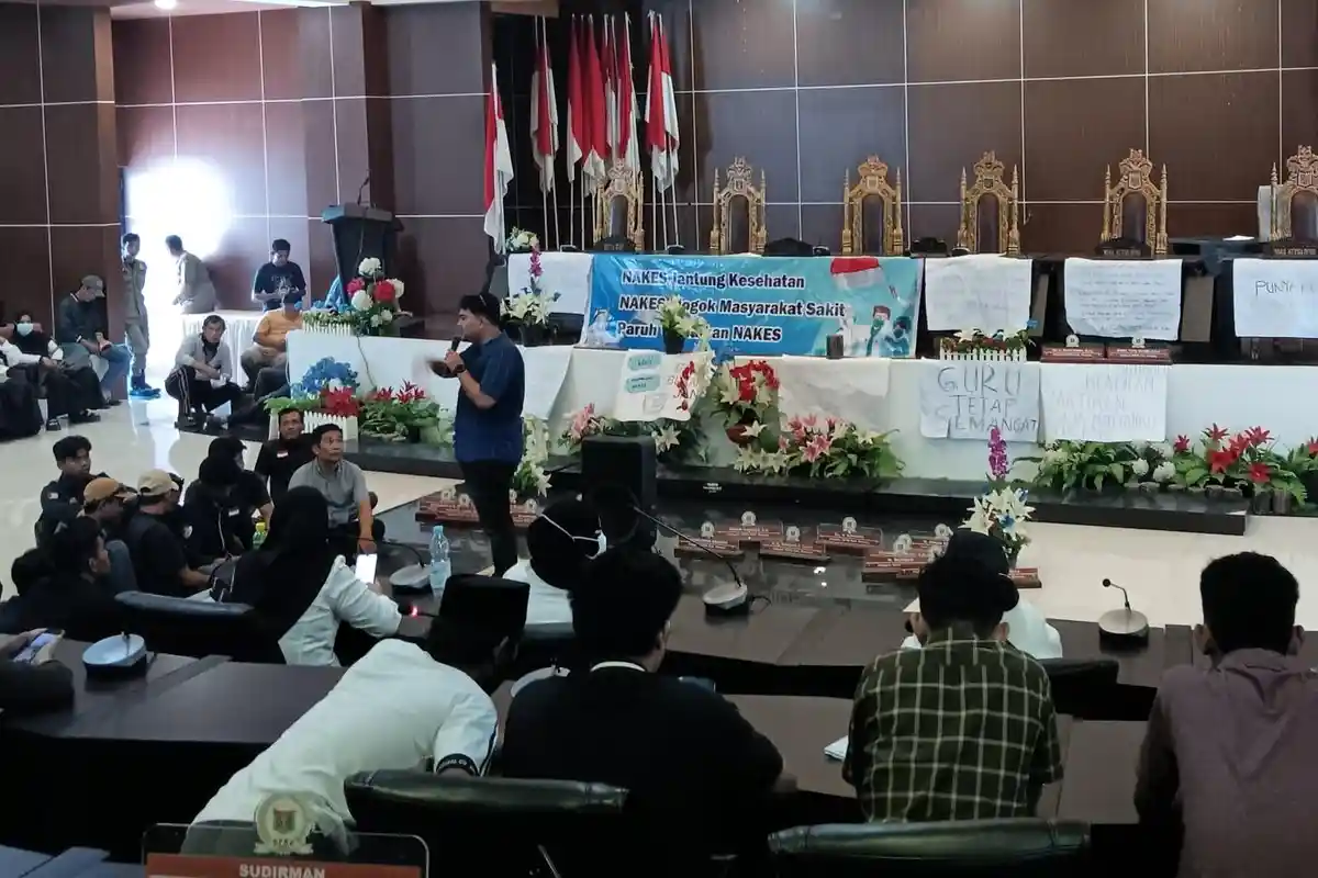 Duduki Kantor DPRD Mamuju Massa Aksi Diterima 2 Anggota Dewan Ramliati dan Mervi Parasan