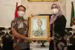 GM Warkot Beri Cendera Mata Karikatur Kepada Bupati Purwakarta