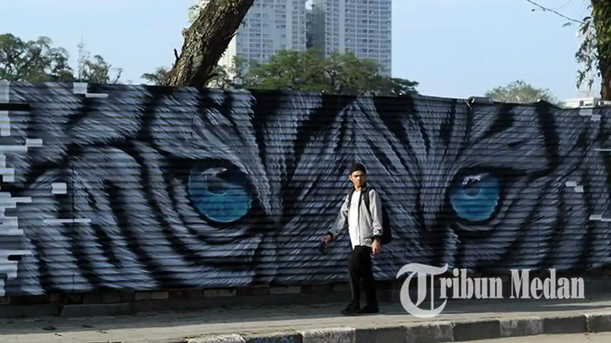 Berita Foto: Daya Tarik Seni Mural Hiasi Pagar Proyek Revitalisasi Lapangan Merdeka Medan - 28022023_DAYA_TARIK_SENI_MURAL_DANIL_SIREGAR_2jpg.jpg