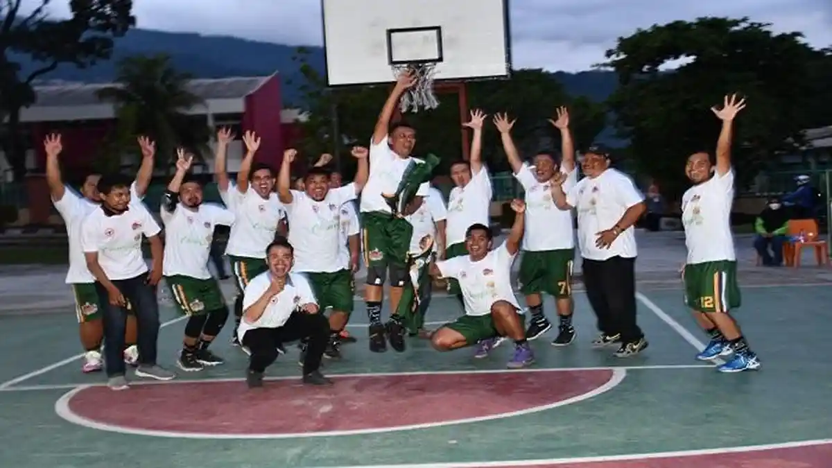 Final Liga Basket Semen Padang: Tim Qantas Menang Telak Atas Tim Prokem