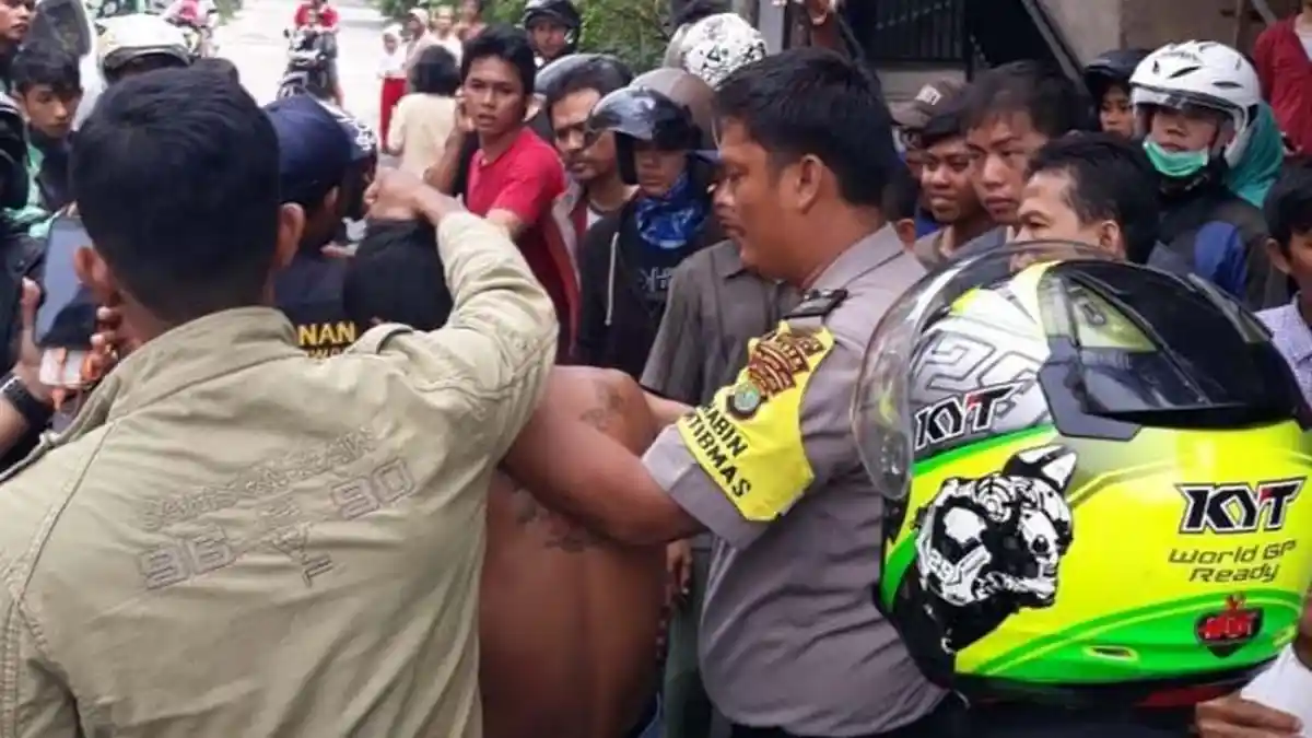 Panik dan Tabrak Becak, Aksi Dua Penjambret Bermotor di Depok Berakhir di Tangan Warga