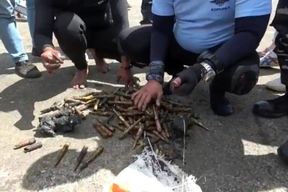Pasukan Katak Angkut Ratusan Amunisi dari Bangkai Kapal Perang Dunia II di Perairan Cilacap