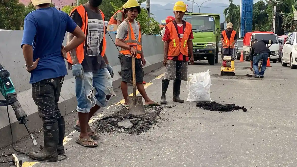 Ancam Keselamatan Pengendara, Jalan Jenderal Sudirman Ambon Akhirnya Diperbaiki