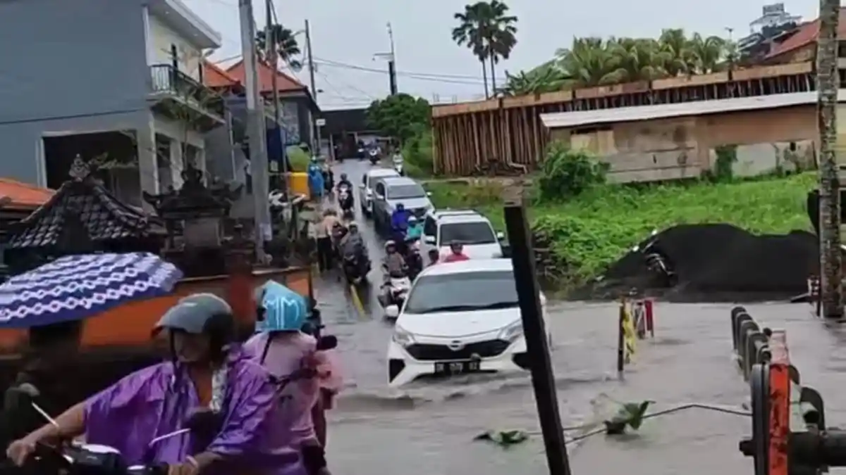 Pasca Hujan Deras Guyur Badung, Air Di Sungai Shortcut Canggu Meluap, Begini Kondisinya!