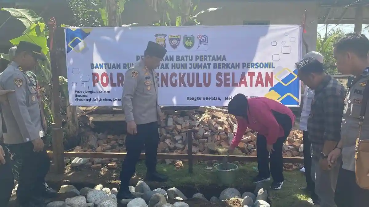 Kapolres Bengkulu Selatan Mulai Program Bedah Rumah, Ibu Rukma Jadi Penerima Pertama