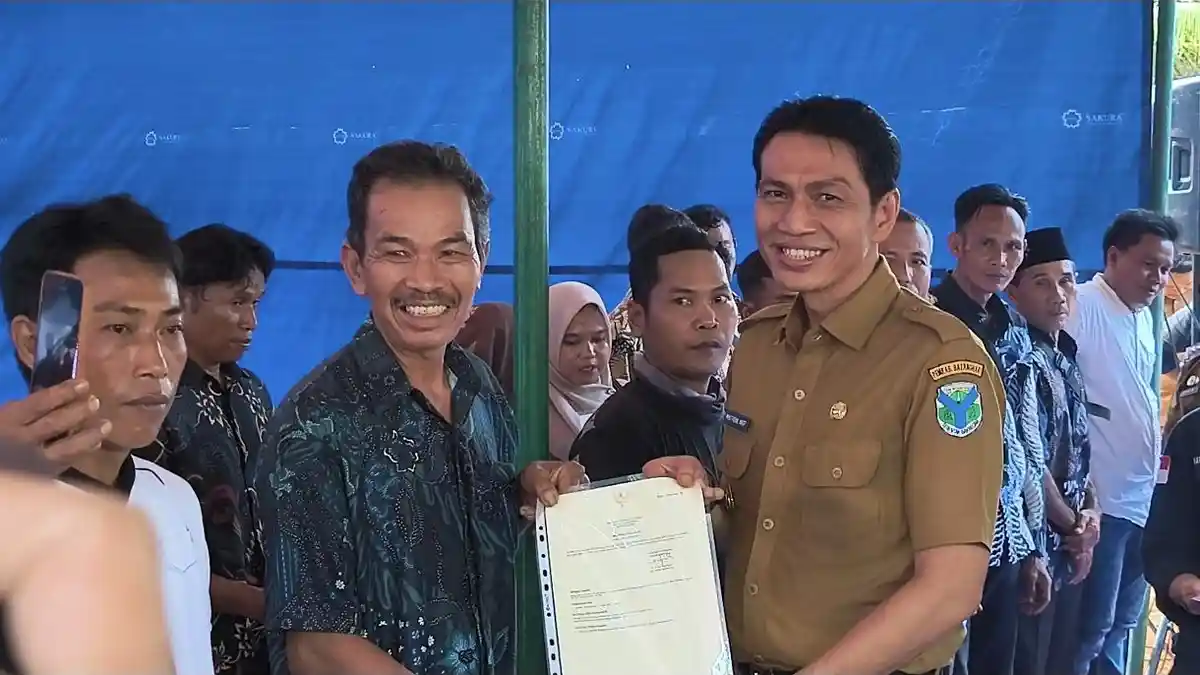 Bupati Fadhil Arief Serahkan 500 Sertifikat Tanah di Desa Bungku Batang HarI - Tribunjambi.com