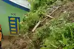 Kondisi-terkini-di-lokasi-tanah-longsor-dan-mengenai-rumah-seorang-warga-di-Gg-Batu-Ampar.jpg