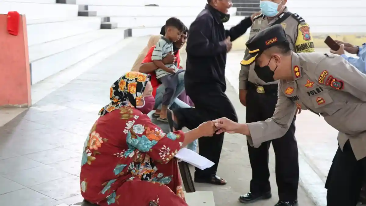 Yustisi himbau Warga Pengguna Jalan dan Pedagang Mematuhi Prokes dan Segera Vaksin I,II dan III 