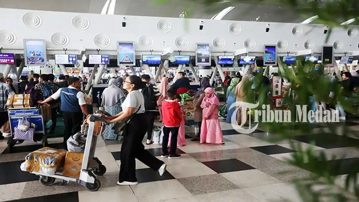 Berita Foto: Puncak Arus Balik di Bandara Kualanamu, Presiden Joko Widodo Ikut Meramaikan - 15042024_ARUS-BALIK_ABDAN-SYAKURO-3.jpg