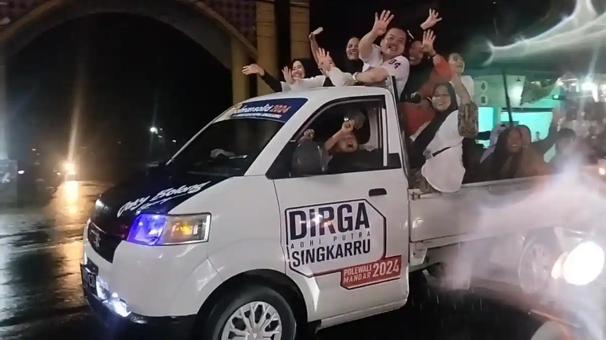 Klaim Unggul Suara Hasil Hitung Cepat di Pilkada Polman 2024, Massa Dirga-Iskandar Konvoi