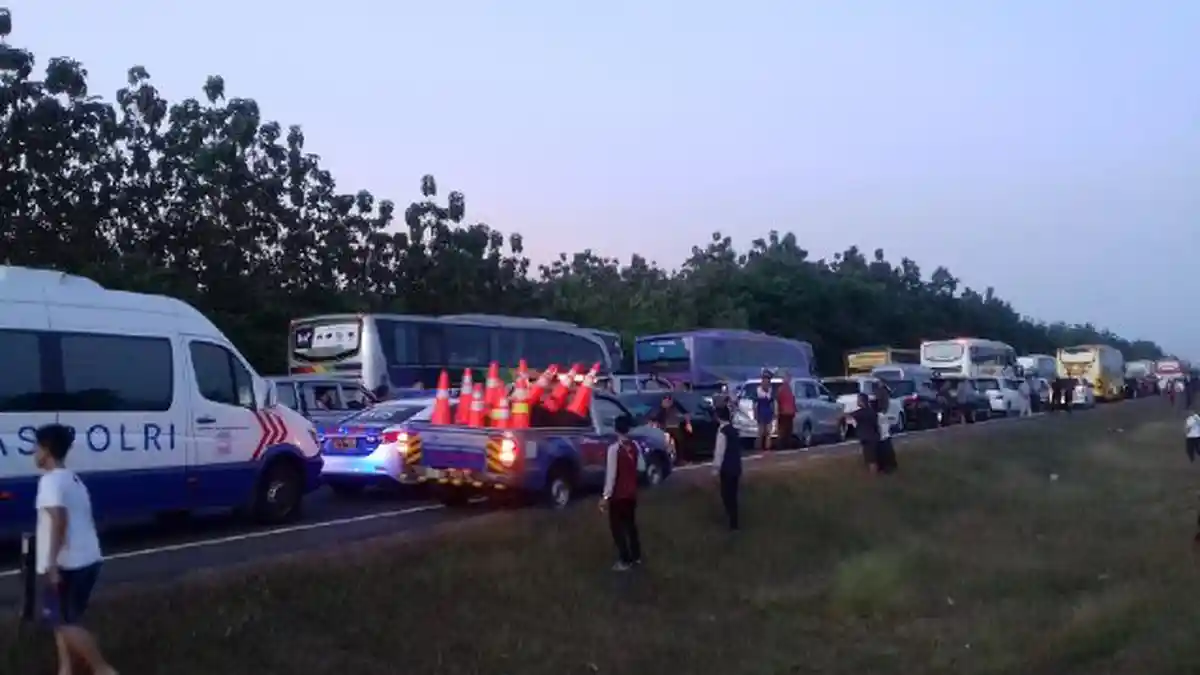 Ramainya Arus Balik ke Jakarta, Polisi Lakukan Contra Flow di Tol Cipali
