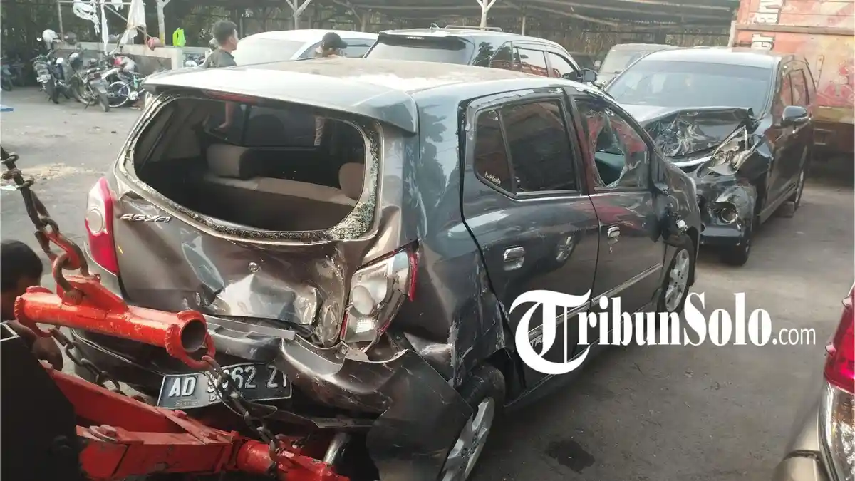 Kronologi Mobil Parkir Terbalik Usai Dihantam Mobil Lain: Dipepet dari Kanan, Banting Setir ke Kiri