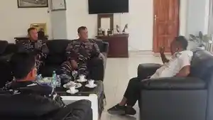 Edistasius-Endi-saat-berdiskusi-dengan-Komandan-Pusat-Hidro.jpg