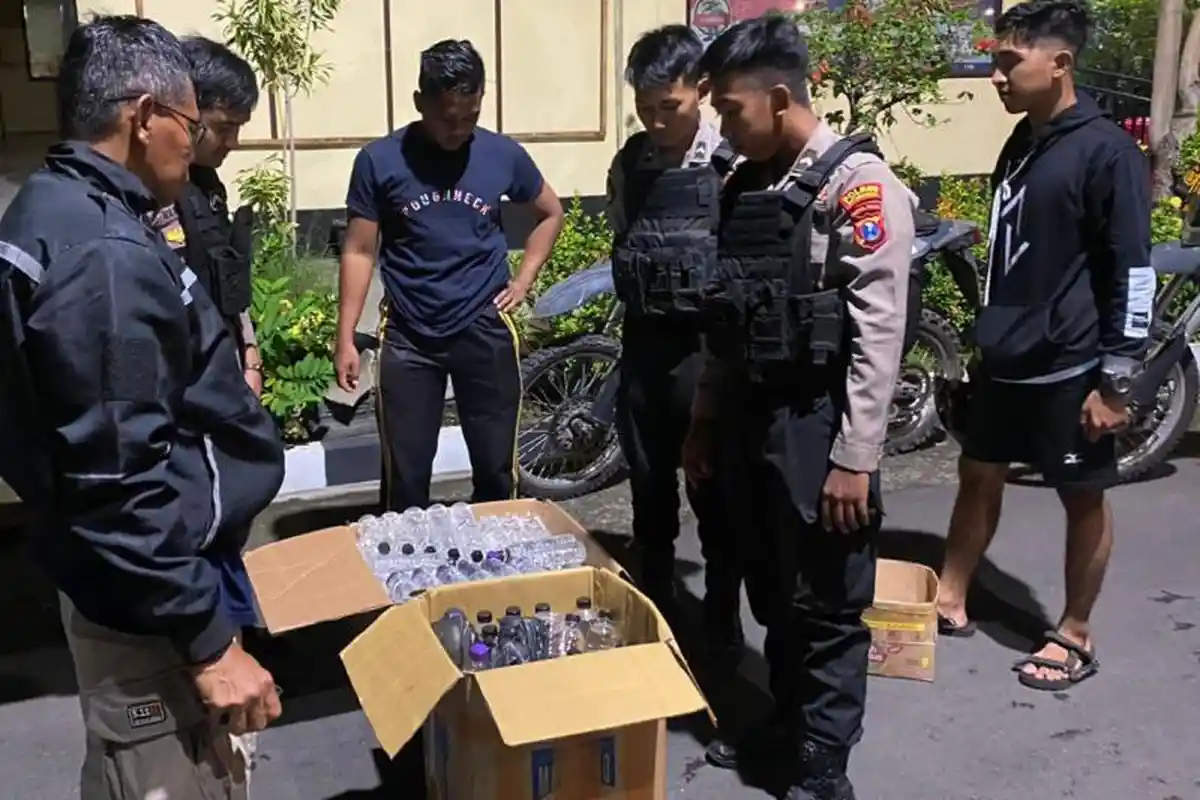 Jual Miras, Polisi Gerebek Rumah Warga dan Temukan Ratusan Botol Miras di Situbondo