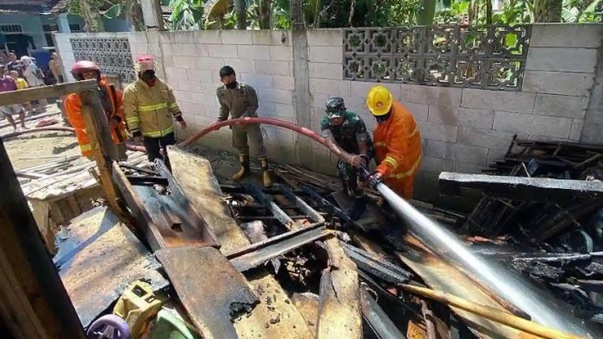 Berniat Usir Nyamuk dengan Bediang, Kandang Sapi di Trenggalek Ludes Terbakar