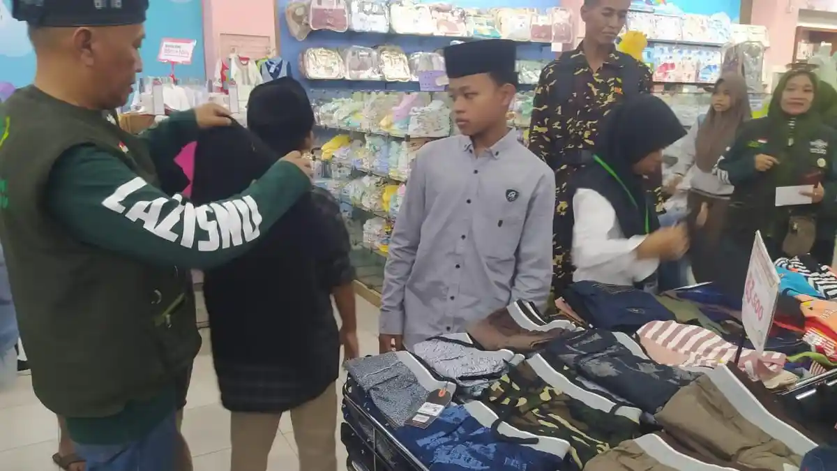 Program 'Mipik' Lazisnu Payaman, Ajak Puluhan Anak Yatim Belanja Baju Lebaran