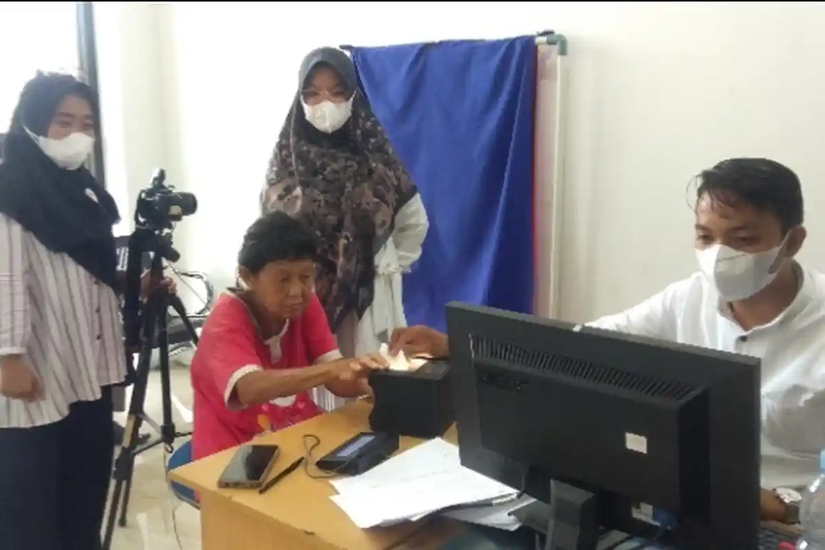 Disdukcapil Tanjabbar Buatkan Identitas Penduduk Terlantar Melalui Program Penduduk Rentan