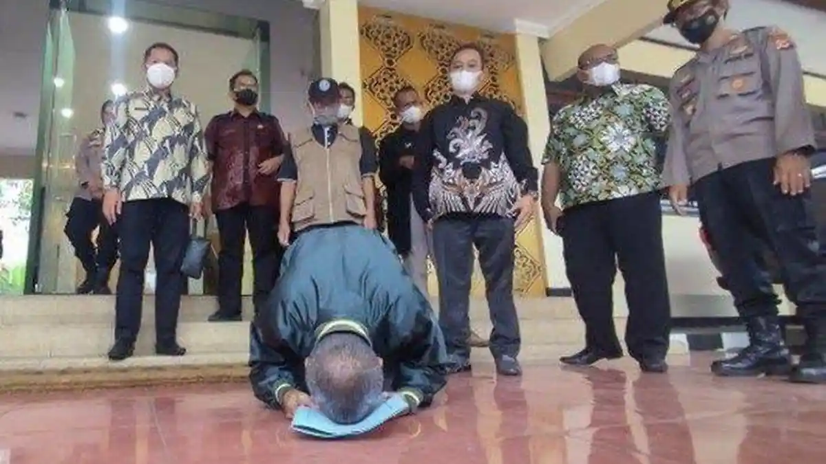 AKHIRNYA Munir Bersujud, 24 Tahun Nunggu Honor Rp 6 Juta Jadi Guru ...