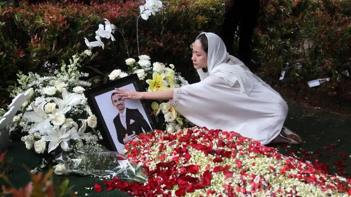 Ziarah ke Makam Ashraf Sinclair, Kondisi BCL Hari ke-2 Ditinggal Suami, Lelah tapi Tampak Tegar