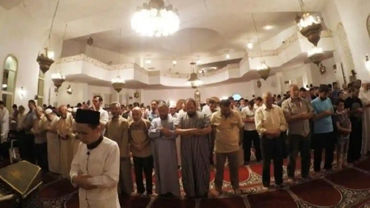 Pemuda Tampan Asal Indonesia Jadi Imam Rutin Salat Tarawih di Lebanon