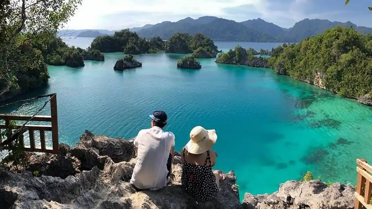 Liburan Romantis Donna Agnesia dan Darius Sinathrya yang Sambangi Sombori, Raja Ampat-nya Sulawesi
