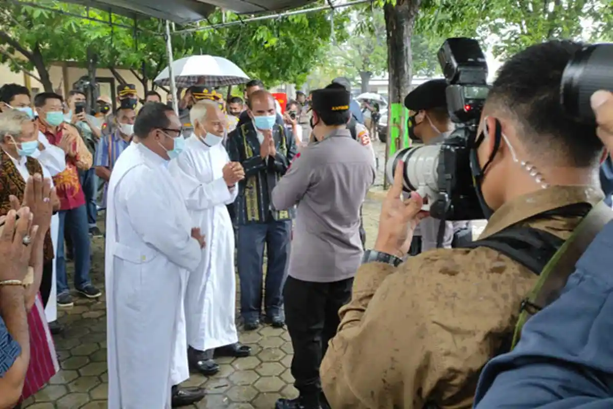 BREAKING NEWS: Kapolri Jenderal Listyo Sigit Prabowo Disambut Hujan di Gereja Santo Yosef Naikoten