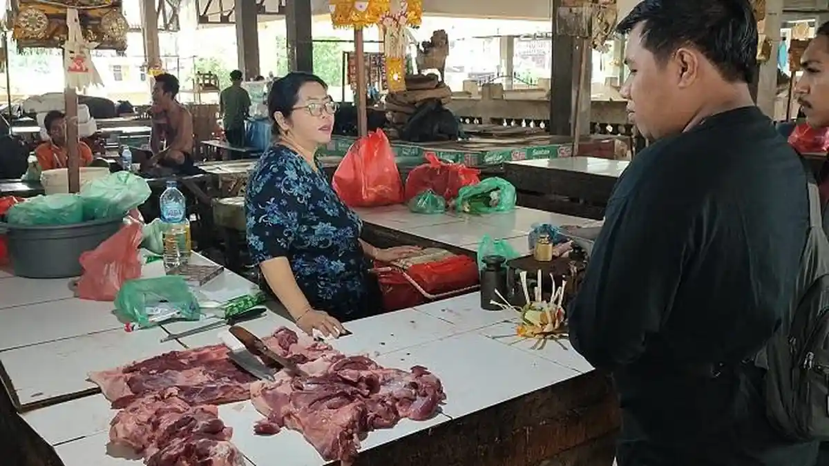 Jelang Galungan, Pedagang Daging Babi di Pasar Anyar Buleleng Mengeluh Sepi Pembeli 