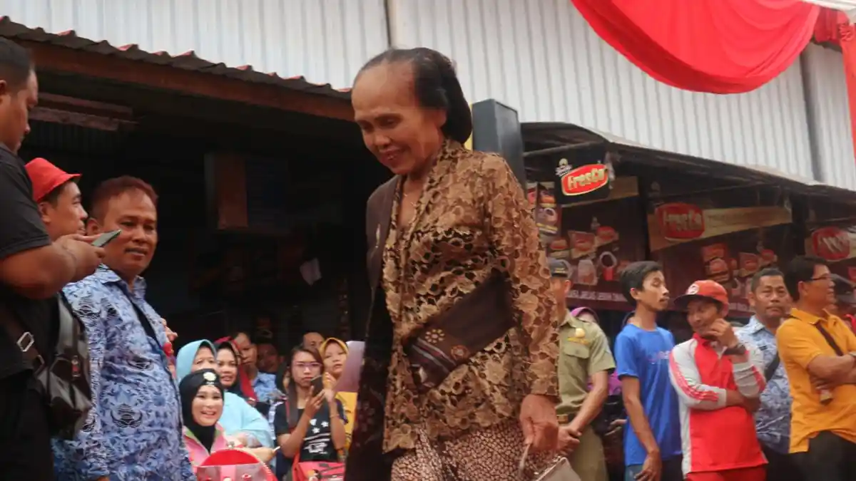 Mbah Jaswari Pede Lenggak-lenggok di Depan Putri Indonesia