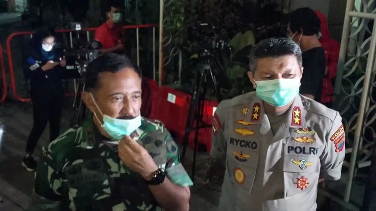 Ribuan Petugas TNI Polri Amankan Rumah Duka Ibunda Presiden Jokowi ...
