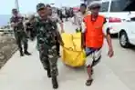evakuasi-korban-kapal-terbakar_20170101_201256.jpg