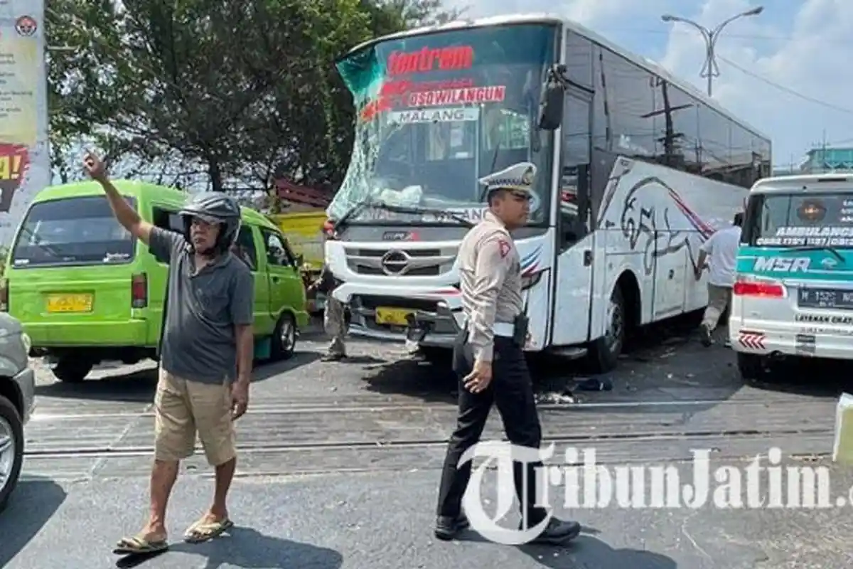 Kecelakaan Maut di Malang, Bus Tentrem Tabrak Truk dan 3 Sepeda Motor, 1 Orang Tewas