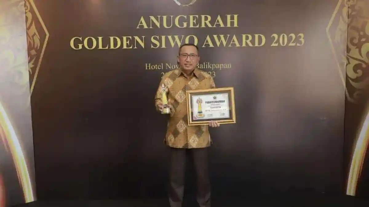 Wali Kota Ternate M Tauhid Soleman Terima Anugerah Golden SIWO PWI Award 2023