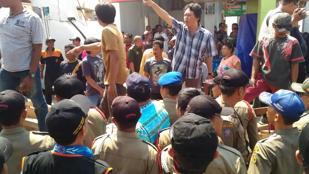 (FOTO) Hendak Bongkar Gudang, Bapol PP Bandar Lampung Bersitegang dengan Nelayan