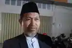 Ketua-KPU-Sulbar-Rustang-saat-ditemui-usai-hadiri-pembacaan-hasil-mediasi-di-Bawaslu-Sulbar.jpg