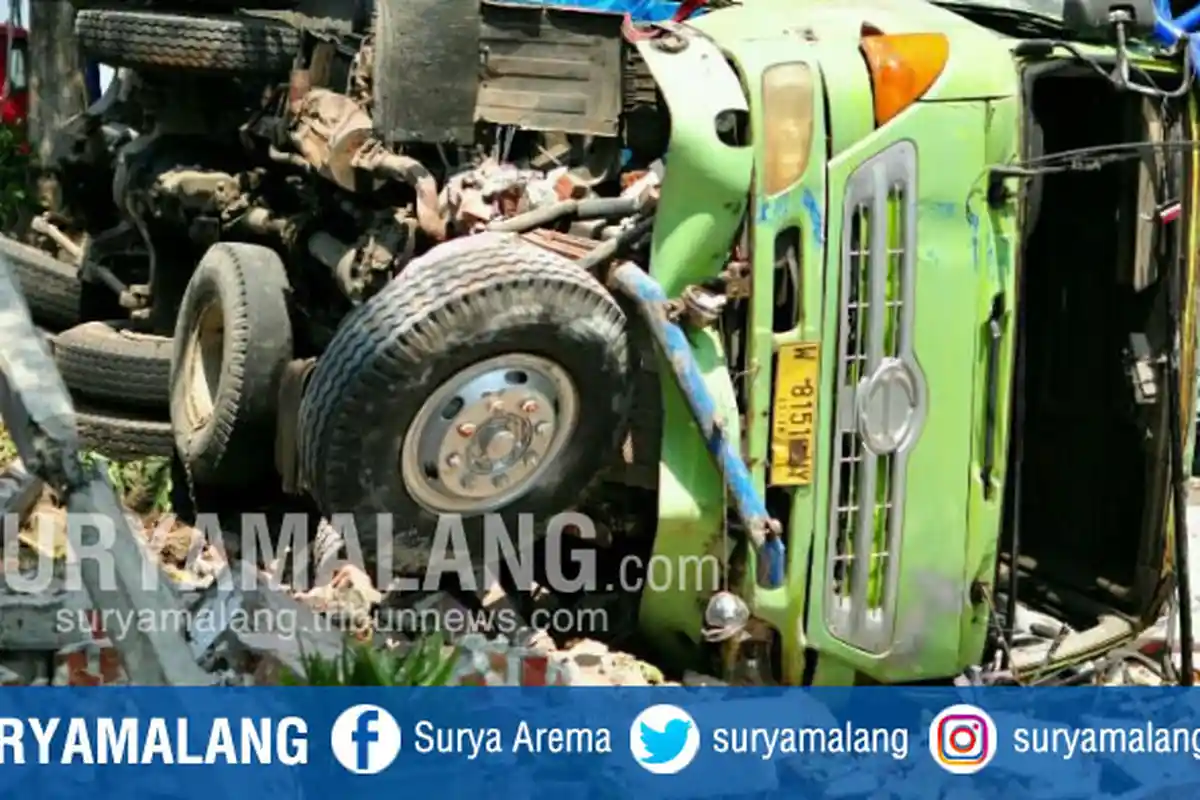 Truk Fosu Terguling dan Timpa Garasi di Mojokerto, 1 Orang Tewas