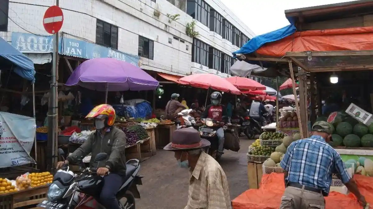 Dampak Penyekatan di Bandar Lampung, Pengendara Motor Lewat Jalan Setapak di Pasar Pasir Gintung