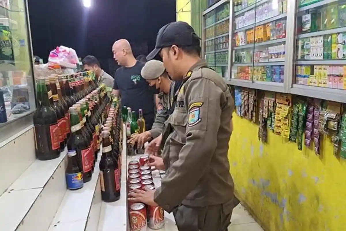 Satpol PP Tangsel Razia Gelar Miras Jelang Malam Tahun Baru 2024 