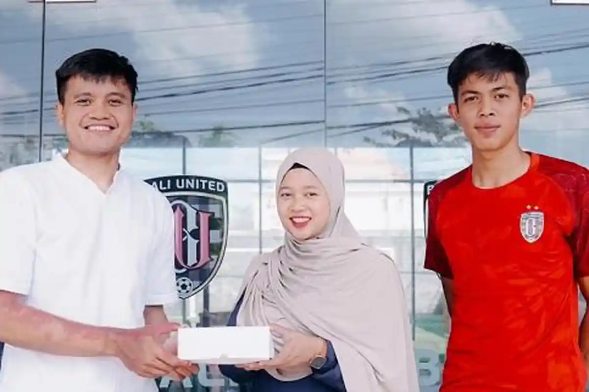 Manajemen Bali United Berbagi Daging Kurban di Momen Hari Raya Idul Adha 1445 H