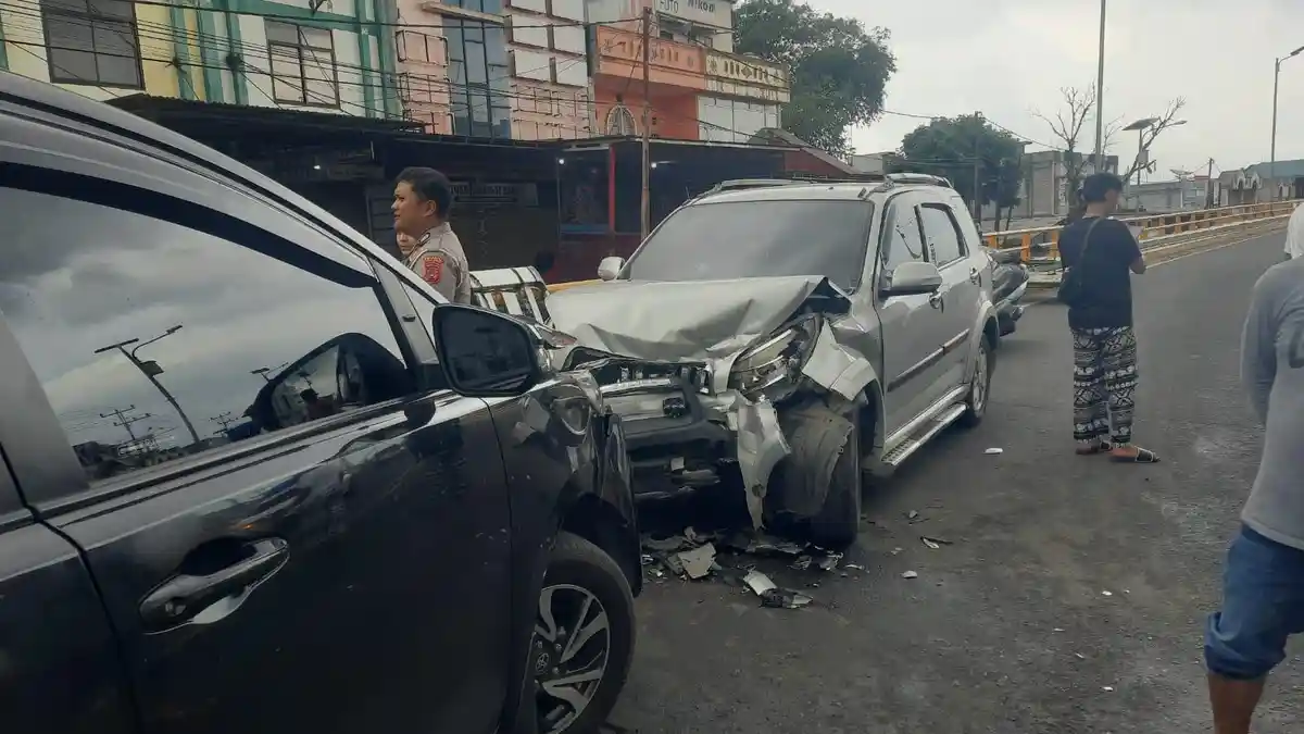 Terios Adu Banteng dengan Kijang Innova di Fly Over Aur Kuning Bukittinggi, Diduga Sopir Mengantuk