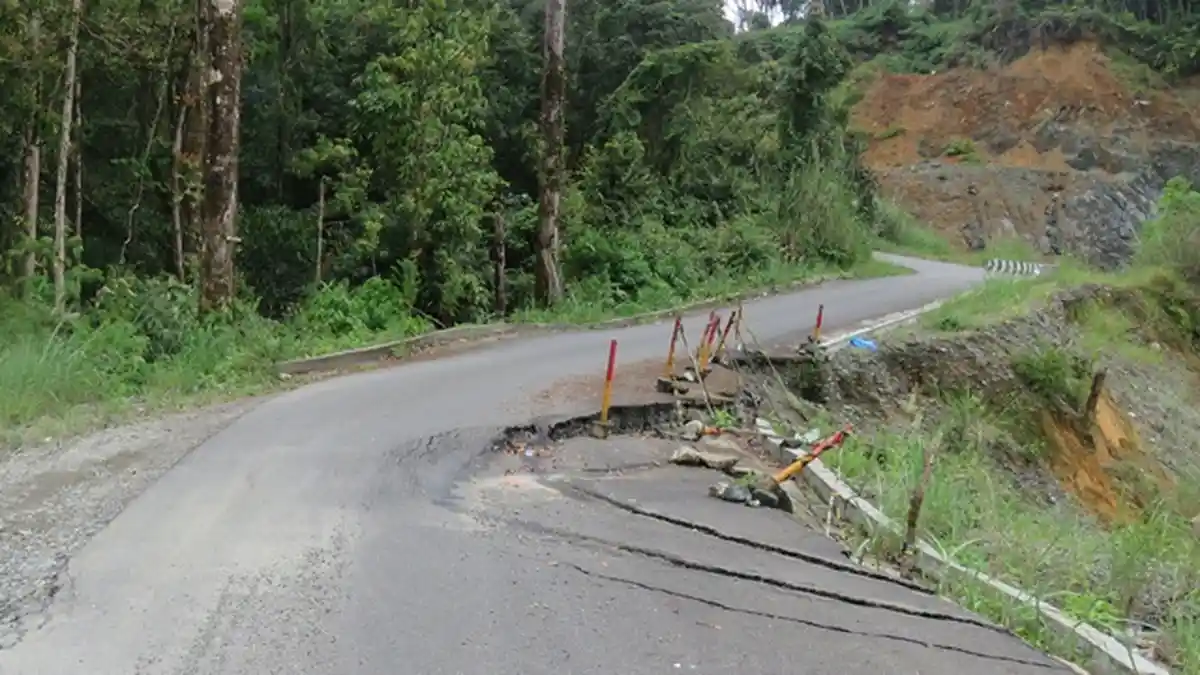 Hati-hati, Ada Titik Jalan Nasional Beutong-Takengon yang Amblas