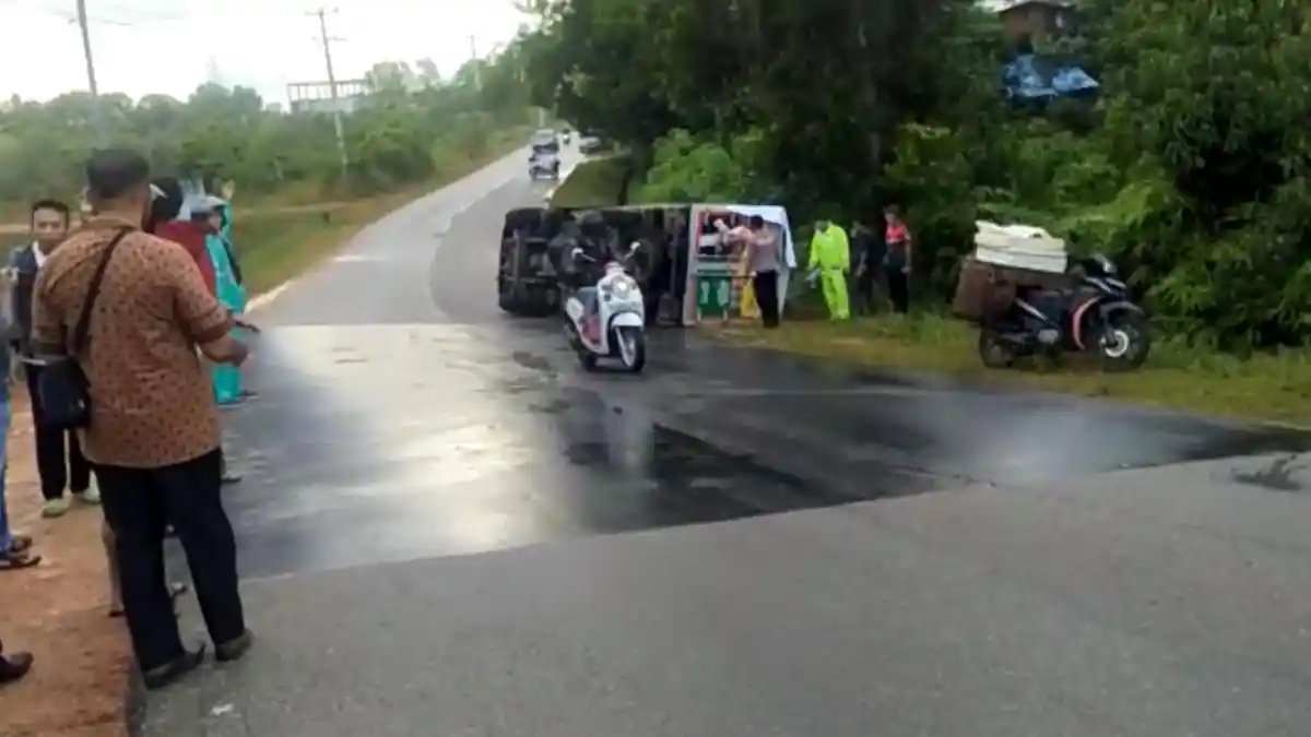 Kecelakaan di Bintan, Mobil Box Terguling di Jalan Lintas Barat, Sopir Diduga Hilang Kendali