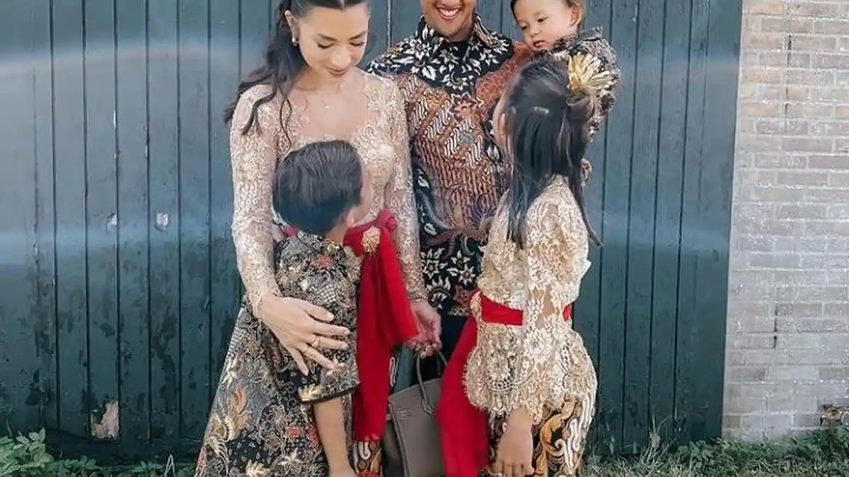 Jennifer dan Irfan Bachdim Tuai Pujian Setelah Pakai Kebaya dan Batik di Jerman